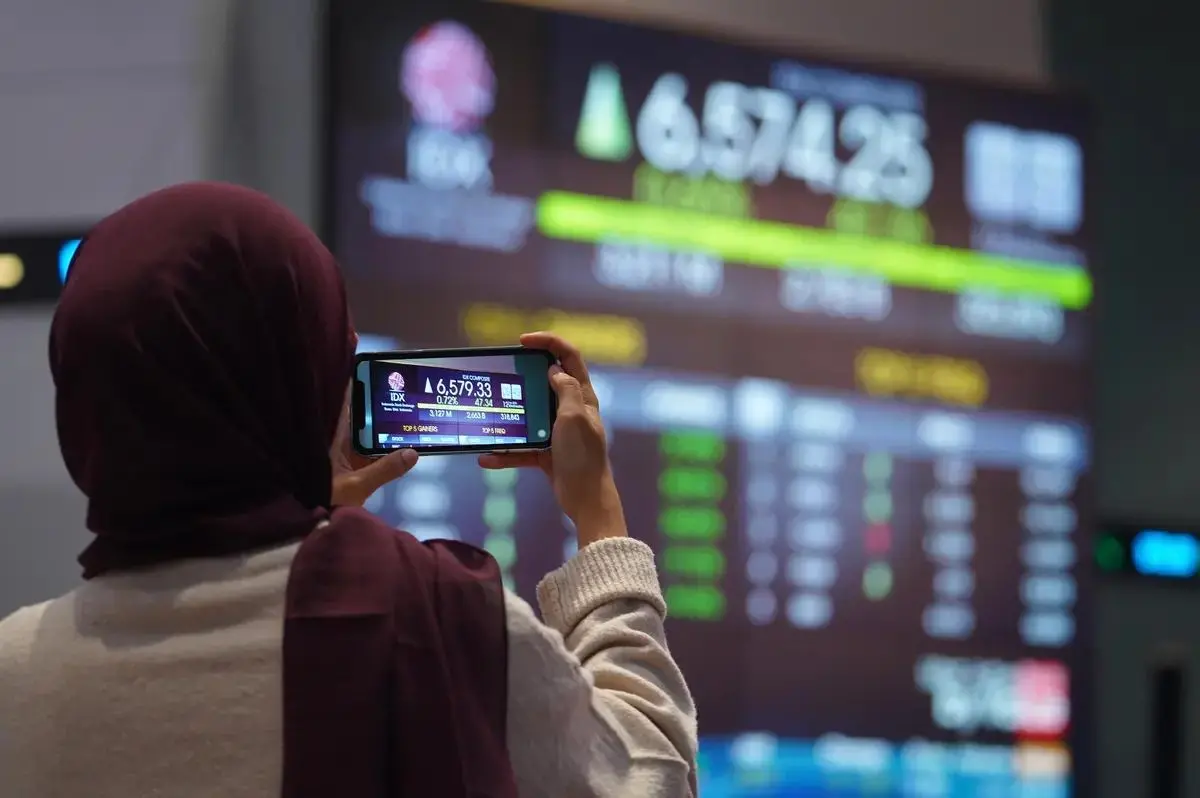 IHSG Sempat Cetak Rekor, Malah Terkoreksi! Ada Apa?