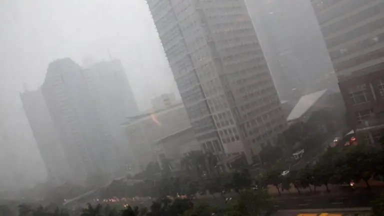 Rupiah Loyo Dihantam Badai Timur Tengah: Investor Waspada! rupiah loyo dihantam badai timur tengah investor waspada