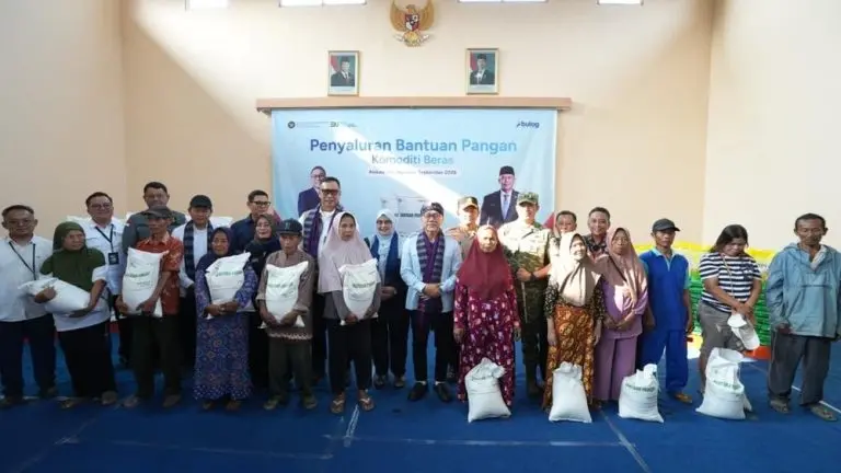 Bantuan Beras Mengalir Deras Jutaan Warga Senang bantuan beras mengalir deras jutaan warga senang