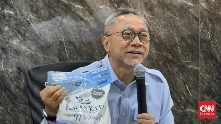 Beras Subsidi Tampil Beda Warna Biru Penuh Makna beras subsidi tampil beda warna biru penuh makna