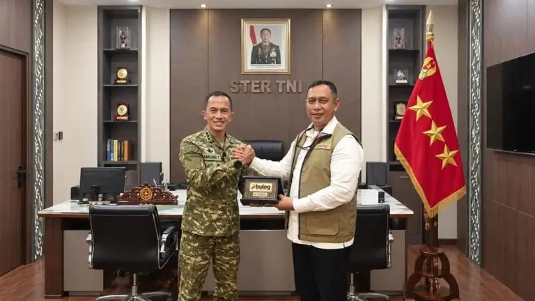 Bulog TNI Sinergi Salurkan Bantuan Jutaan Warga bulog tni sinergi salurkan bantuan jutaan warga