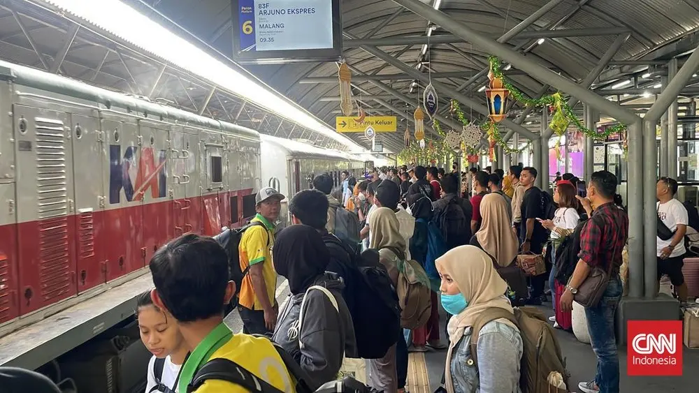 Krakatau Meletus Ribuan Serbu Kereta Jakarta