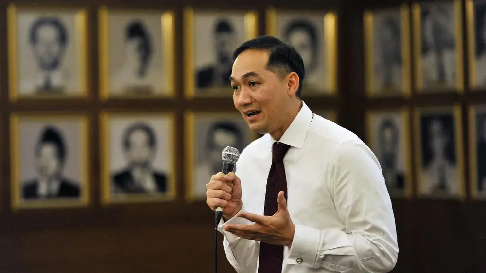 Debat Panas Lutfi dan Dino Soal Singapura