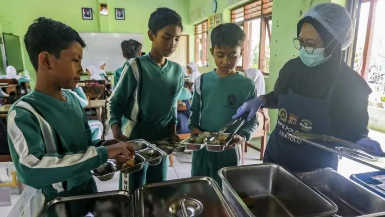Inovasi Makan Gratis ala Prasmanan di Gorontalo inovasi makan gratis ala prasmanan di gorontalo