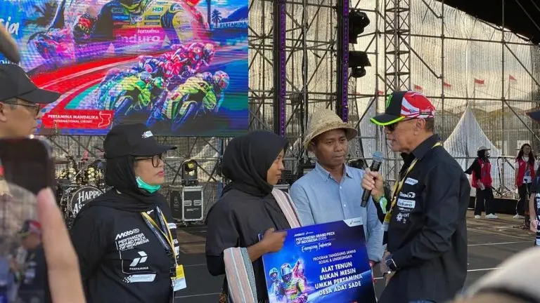 Membangkitkan Kembali Tenun Sasak di Sade membangkitkan kembali tenun sasak di sade