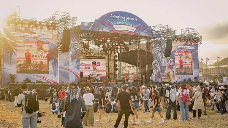 Momen Manis Pembalap Sapa Fans di Mandalika momen manis pembalap sapa fans di mandalika