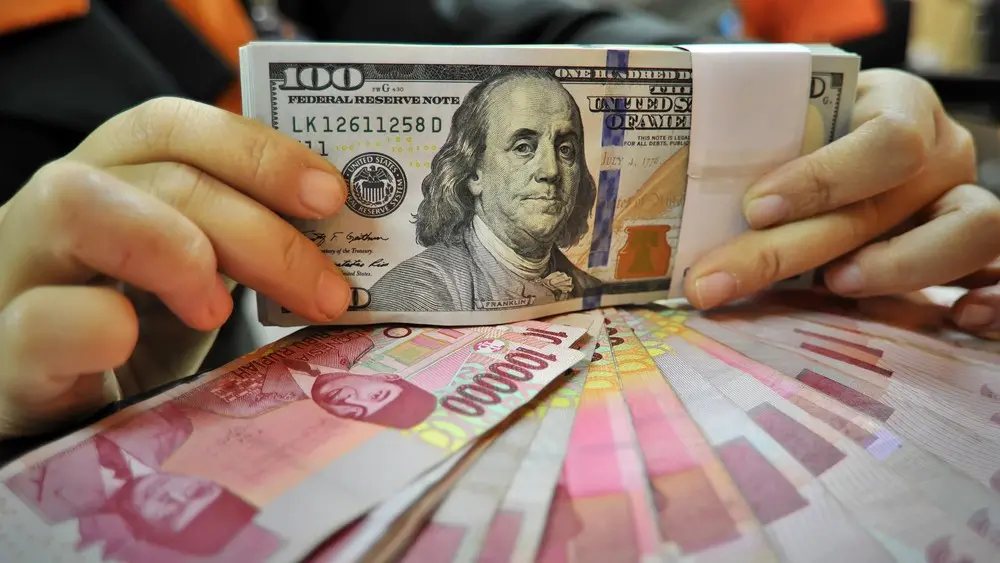 Rupiah Terpuruk ke Level Rp17.917 per Dolar AS